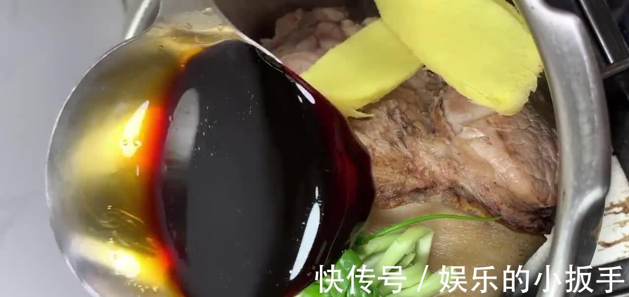 红烧肘子,软嫩入味咸香味美,过年过节时的压轴大菜