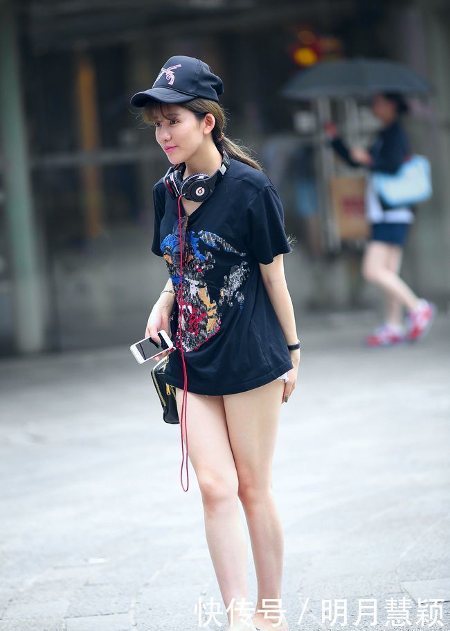 t恤|街拍:美女黑色大T恤搭配短裤,身材娇小可人