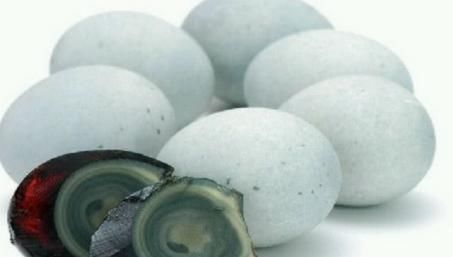 吃“皮蛋”好处不少,但5类人劝你“免开尊口”,或许你也在其中