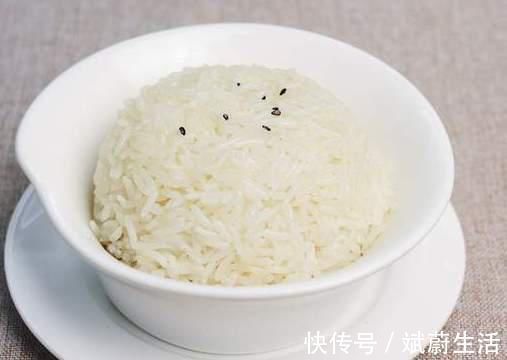 大米|蒸米饭只会加水？难怪不好吃，分享3个技巧，粒粒分明香喷喷的