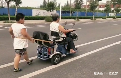 电动车|“机智奶奶”骑电动车拉娃减肥火了,自己喂胖的,含着泪也要遛完