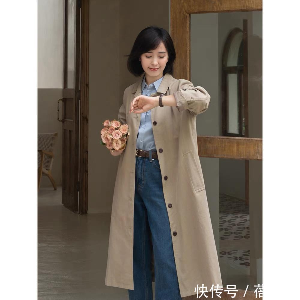 搭配|40岁女人穿风衣要“大气”,get这4个搭配重点,气质不俗反而高级