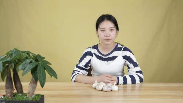 今天才知道,大蒜两头有个小机关,轻轻一捏就能去皮,太省事了