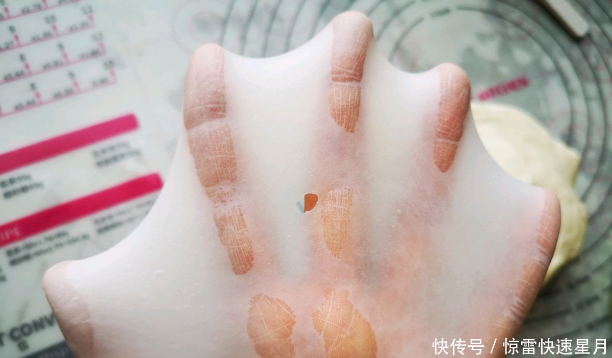 这款蛋黄肉松面包,柔软又香甜,吃过的人都说好!