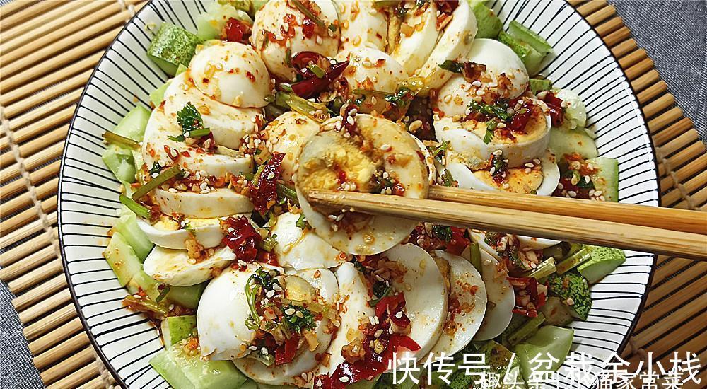 把鸡蛋和黄瓜一起凉拌来吃,味道香辣,爽口开胃,给肉都不换