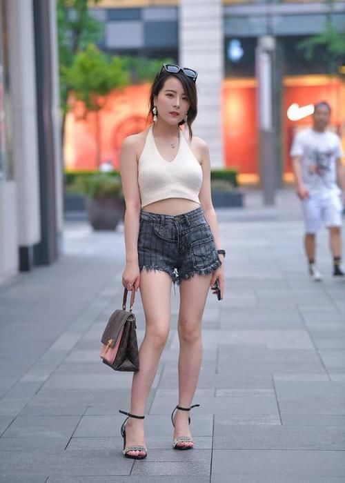 吊带|白色吊带热裤美女,气质太好街头最美#时尚穿搭# #时尚街拍#