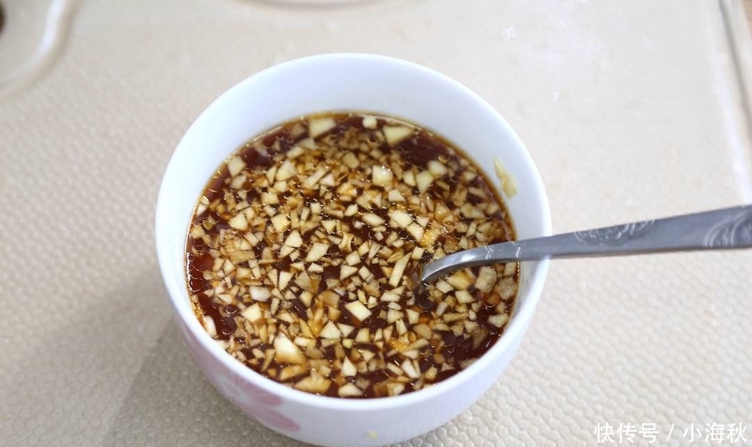 尖椒别总炒着吃，换一个新做法，香而不辣，大人孩子都抢着吃