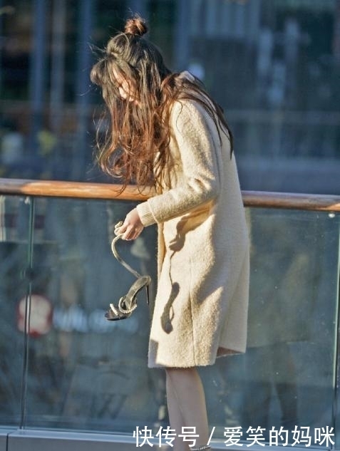 卡其色|美女户外换高跟鞋,脚真的不冷吗?