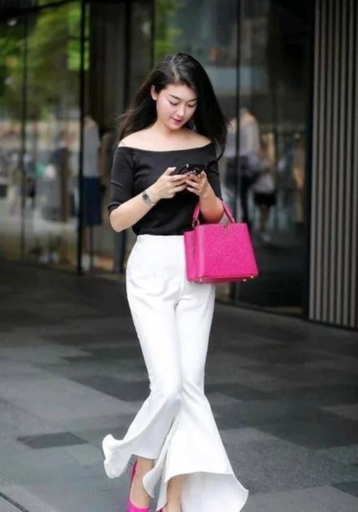 街拍:身穿黑色吊带衫的小美女,搭配白色鱼尾裙,尽显女人的魅力