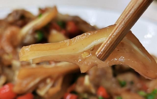 简单|卤猪耳朵怎么炒?做法简单,味道香辣开胃,吃起来又脆又嫩还下饭