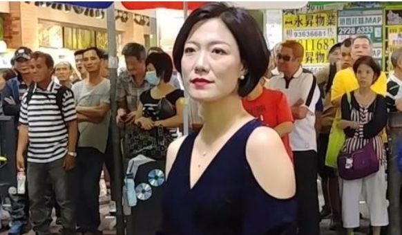 星光大道|她在《星光大道》拿过冠军，还登上央视春晚，如今却在街头卖唱！