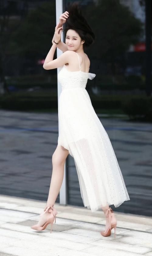  吊带裙|仙气十足的小姐姐，一身白色吊带裙，美过仙女