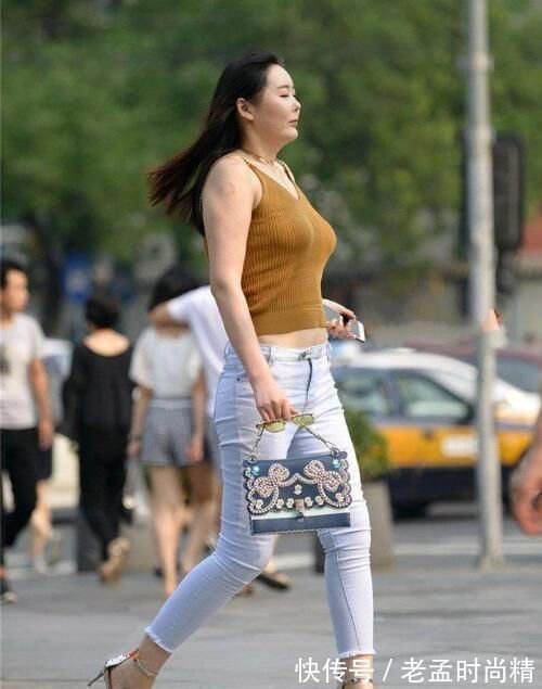 高跟鞋 辣妈紧身牛仔裤搭配吊带T恤,风韵犹存,时尚又亮眼!