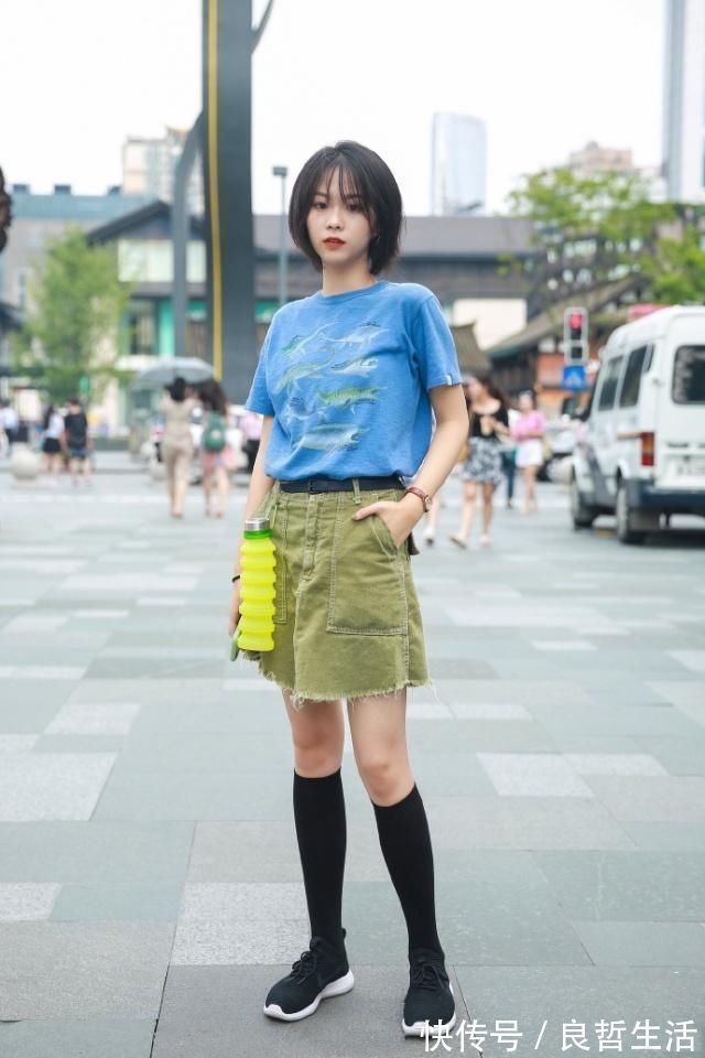 身形 靓丽多姿的裙子搭配气质减龄,很好的展现女子婀娜的身形