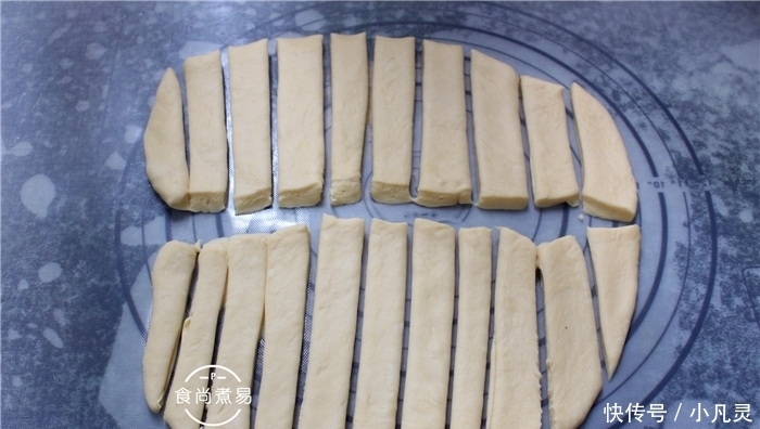  油条自己在家做，蓬松香软又清爽，好吃不油腻，比市售的健康