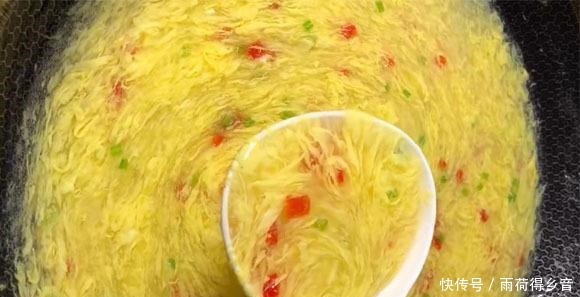 农村酒席上的“滚蛋汤”,原来是这样打出来的,3分钟一锅,鲜香