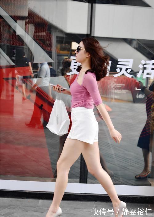 搭配 丰腴身材穿着尖头细跟鞋，搭配高腰短裤，更显气质
