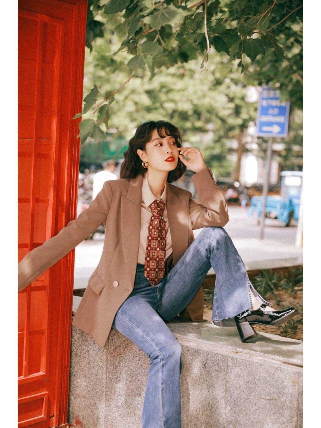 微喇叭|牛仔裤怎么搭配才时髦?搭配西服和衬衫,让你美出新高度,超漂亮