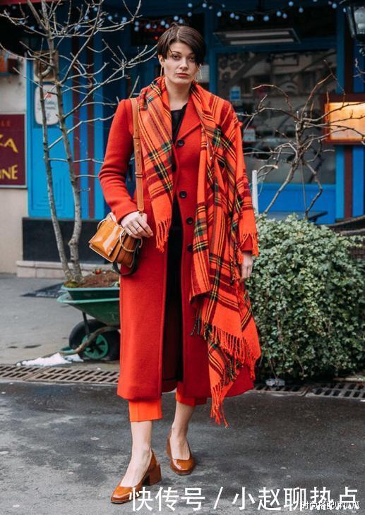 女人过了45岁,买大衣尽量避开这4种廉价色,俗气显老谁穿谁丑