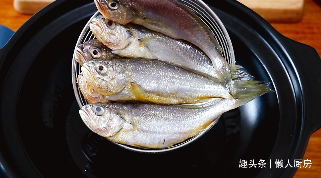 炖煮|这鱼我家隔天吃一次，锅底放这些，不加水炖煮，鱼肉鲜嫩