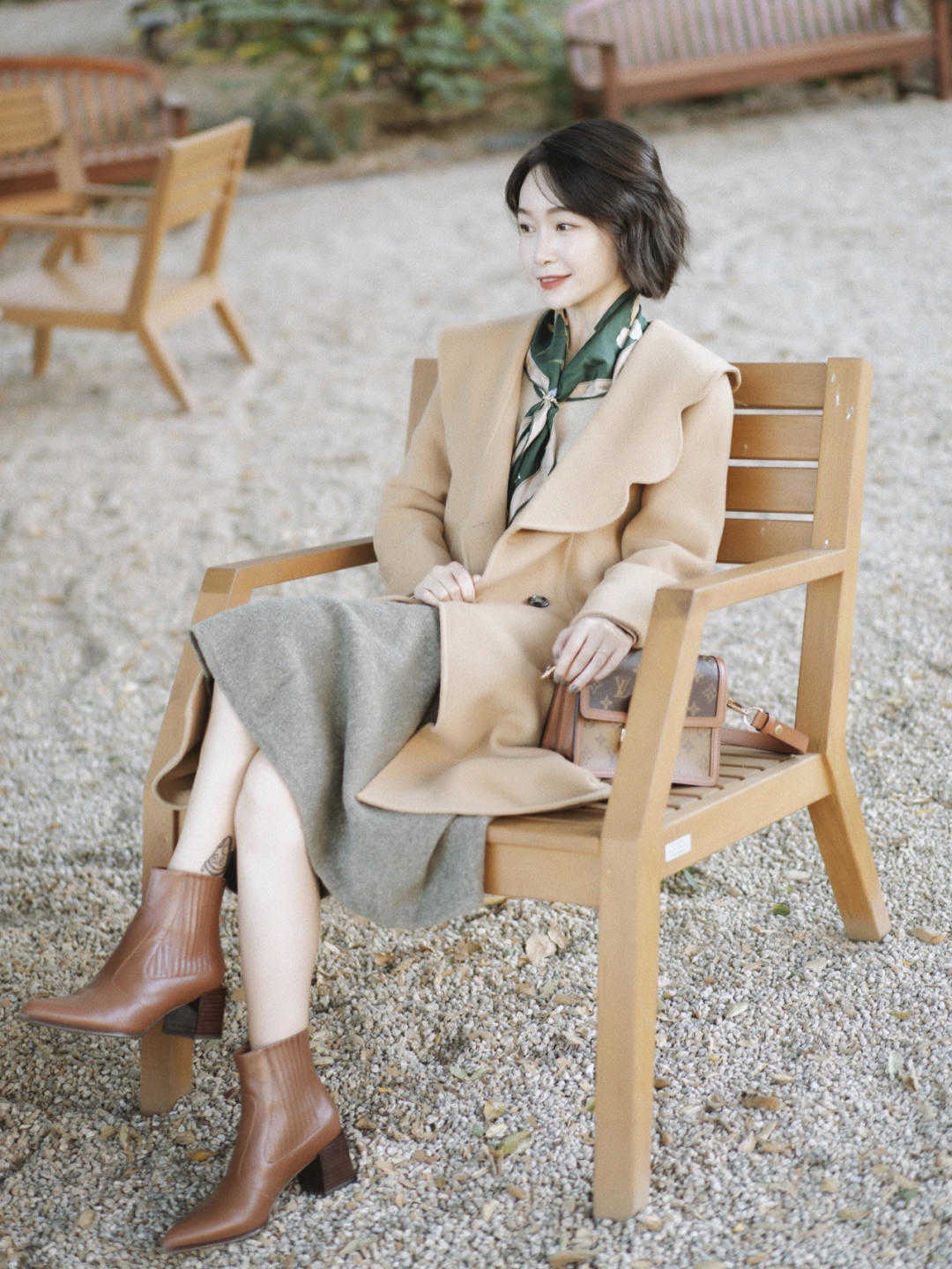 秋冬 降温了,大衣下装搭配不一定选裙子,换一种方式,可能更惊喜