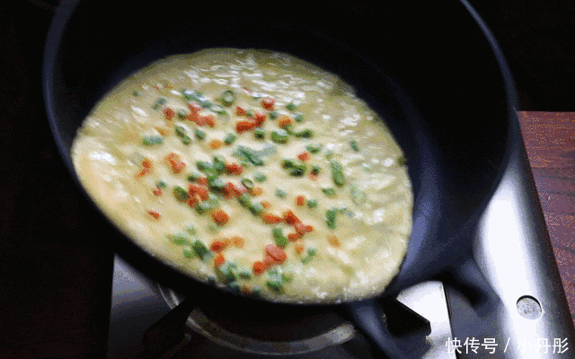 加点|煎鸡蛋饼不要着急下锅,往面糊中加点它摇一摇,又薄又香还不粘锅