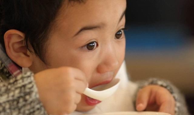 玉姐|孩子个子矮体重轻,越补越干瘦医生是积食,做好这3件事就行