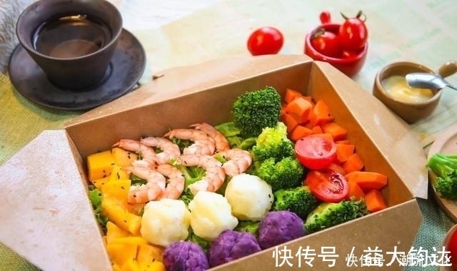 摄入量|减肥期间,到底该不该吃晚饭?减掉28斤的大叔来告诉你