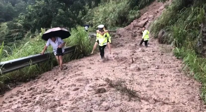 强降雨|暴雨红色预警！台州一地突发山体滑坡致14人被困，多方协力紧急救援！