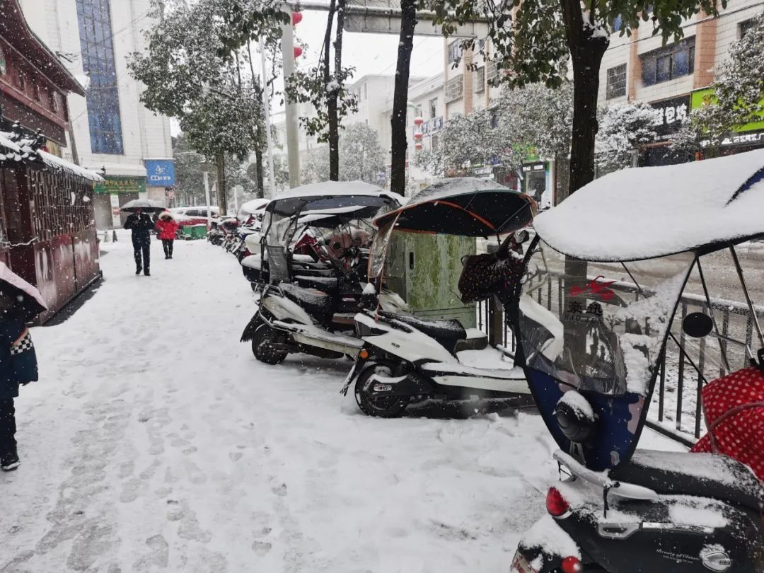 一夜之间|【独山健康】扫雪除冰涌动“志愿红”