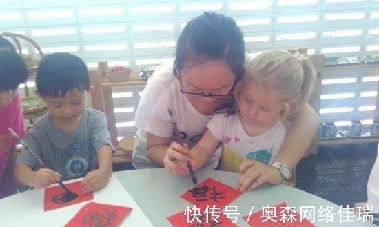 中小学#世界都在学习汉语，我们小学生连毛笔都不会拿，更别提间架结构