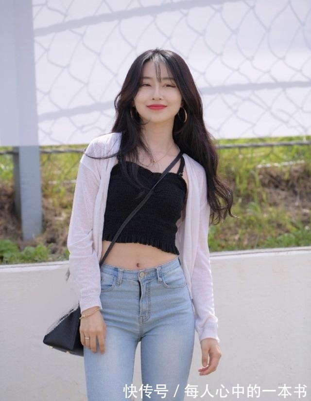 针织 白色针织外套搭配牛仔小脚裤，青春靓丽，甜美可爱！