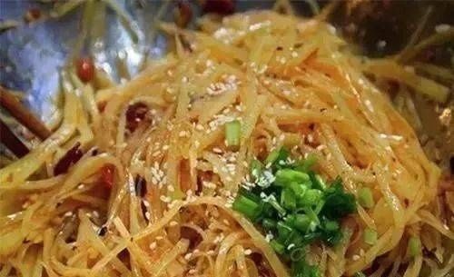 凉拌土豆丝要脆有“秘方”,试试这个做法,酸辣清脆,丝丝入味
