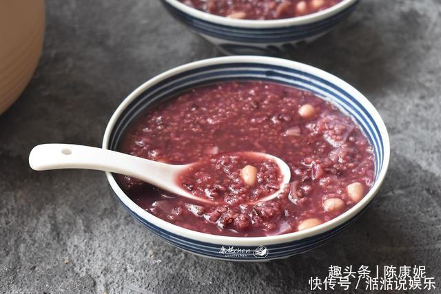  入秋|入秋了，早上喝粥好处多，五种食材煮粥，香滑浓稠，营养好消化