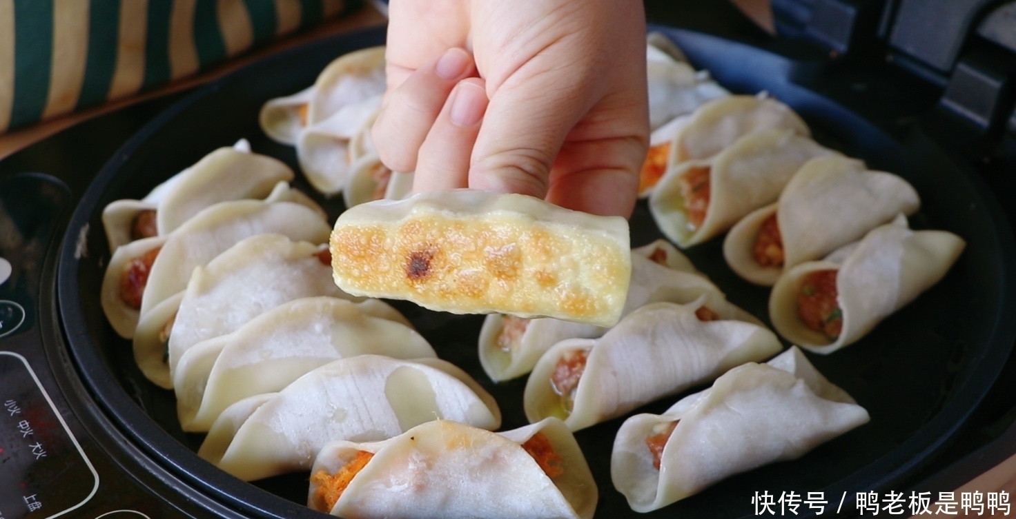 锅贴|全家最爱的莲藕鲜肉锅贴,晚上包好冻起来,早上10分钟搞定早餐