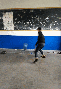 |搞笑GIF:奔三的老阿姨了,还好意思过生日?扎心不,老妹!