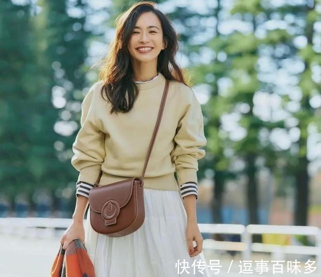 下装 穿卫衣配什么下装看日本模特的卫衣示范,穿裙子和裤子差别大!