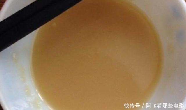 烙饼时，别傻傻只加面粉，多加一种食材，小饼香酥好吃，越嚼越香