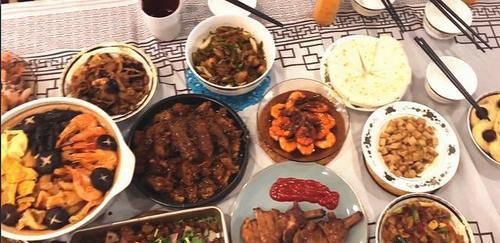 黄磊晒年夜饭，引200万人围观，网友：这也太丰盛了，馋死人