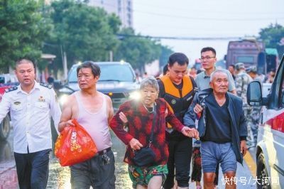 新乡|一方有难八方支援新乡挺住！直击暴雨后的救援现场