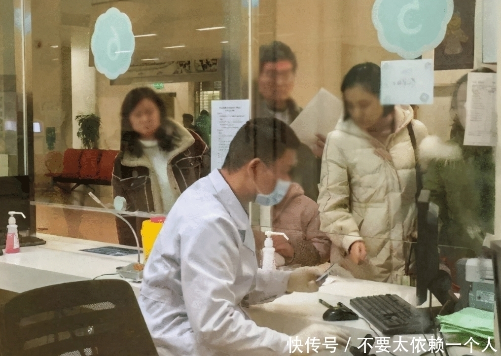 父母|儿子发高烧，医院排队800多号，宝妈崩溃投诉，医生：自作自受