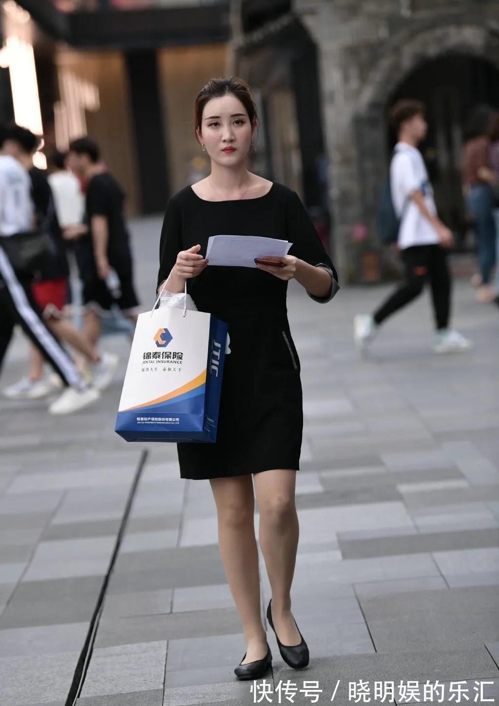 搭配|黑色方领连衣裙，搭配同色时尚平底鞋，大方得体又好看