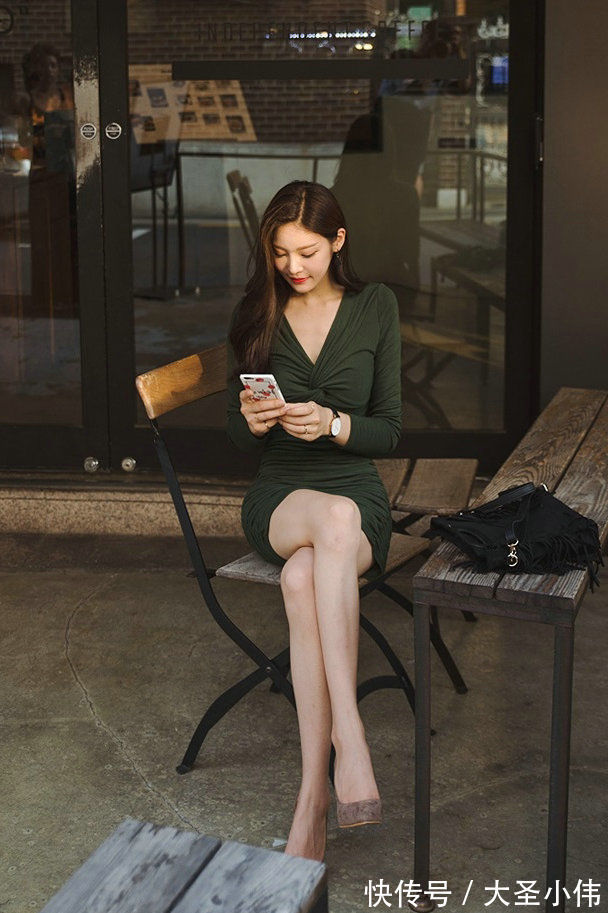 街拍|美女街拍:绿色的针织连衣裙,精致的V领设计展现锁骨的美
