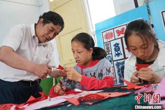 民间|高手在民间！且看这名保安用剪纸诉说中国神话故事