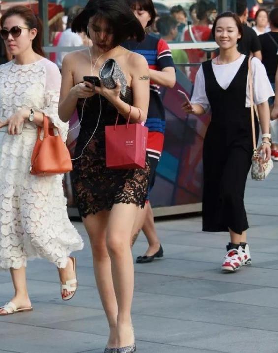 时尚|长发飘飘的小姐姐,身穿紧身连衣长裙,尽显时尚唯美好身材