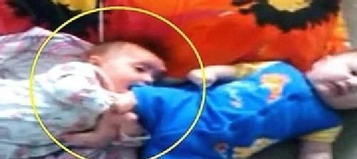 爸妈|宝妈早起,想看双胞胎睡醒没,一开门看到这画面,爸妈都快笑抽了