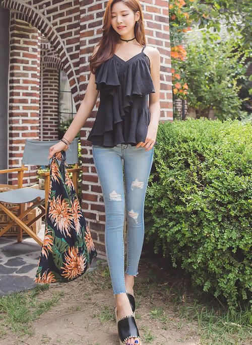 小姐姐穿上牛仔裤，穿出摩登个性的傲娇自信，尽显时尚范！