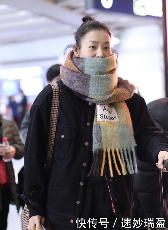 刘雯穿一身黑,配上拼色围巾,将头发盘起来干净利落又保暖