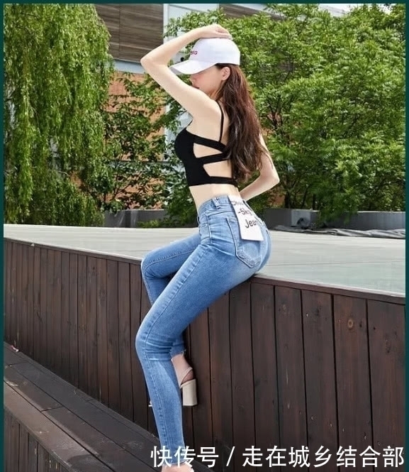 有线条感 街头潮范的牛仔裤,就算“烂大街”依旧长腿美如画,让人更有活力