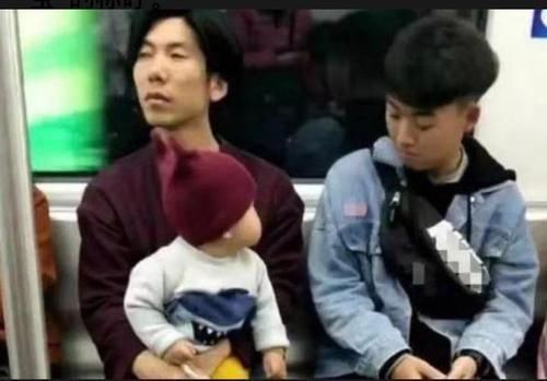 宝爸|“花痴宝宝”地铁上'狂撩'邻座小哥哥,宝爸傲娇:难道我不帅?